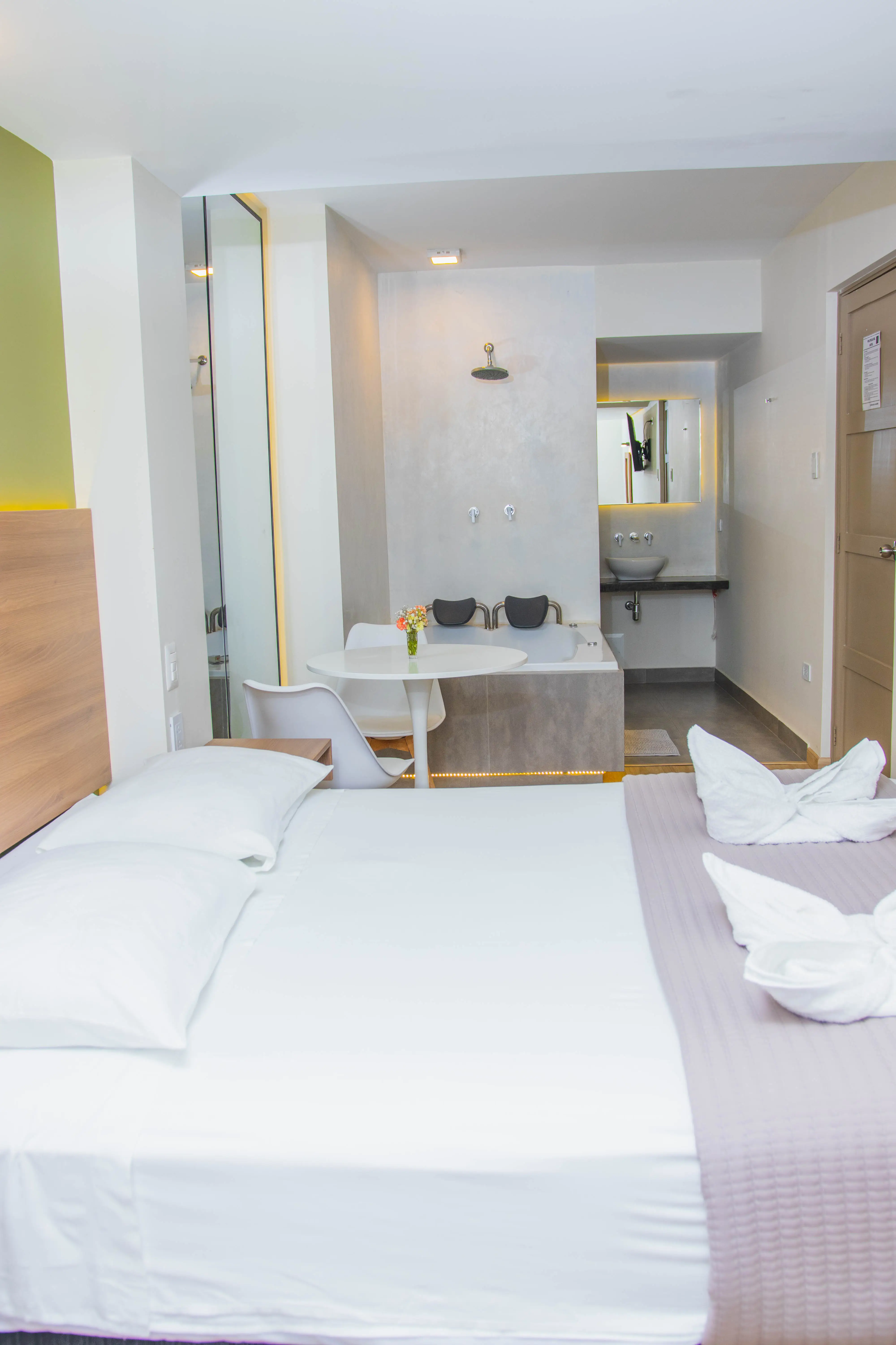 Habitación ejecutiva de Zentra Balta con cama king y escritorio