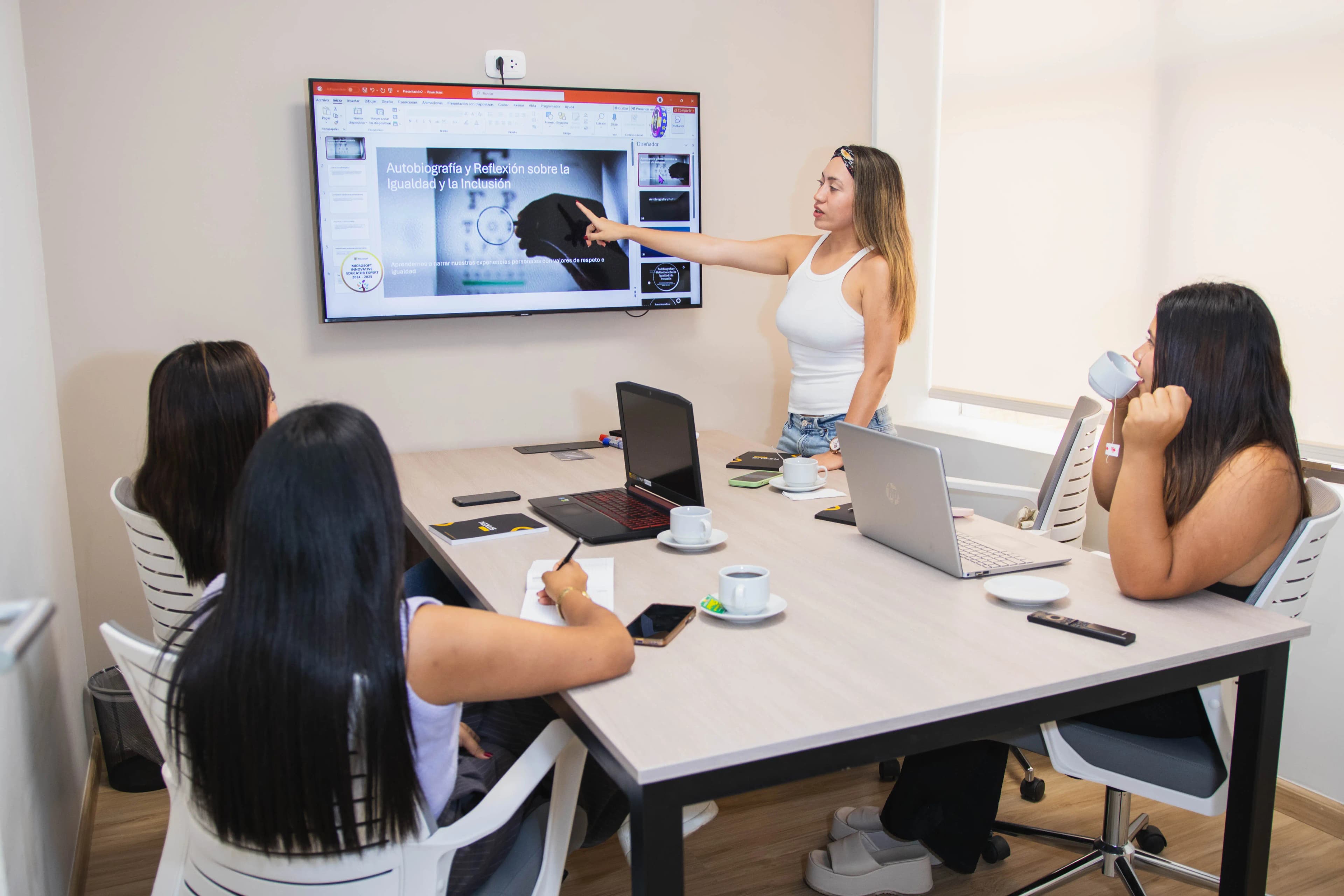 Sala B de reuniones en Nexus Cowork