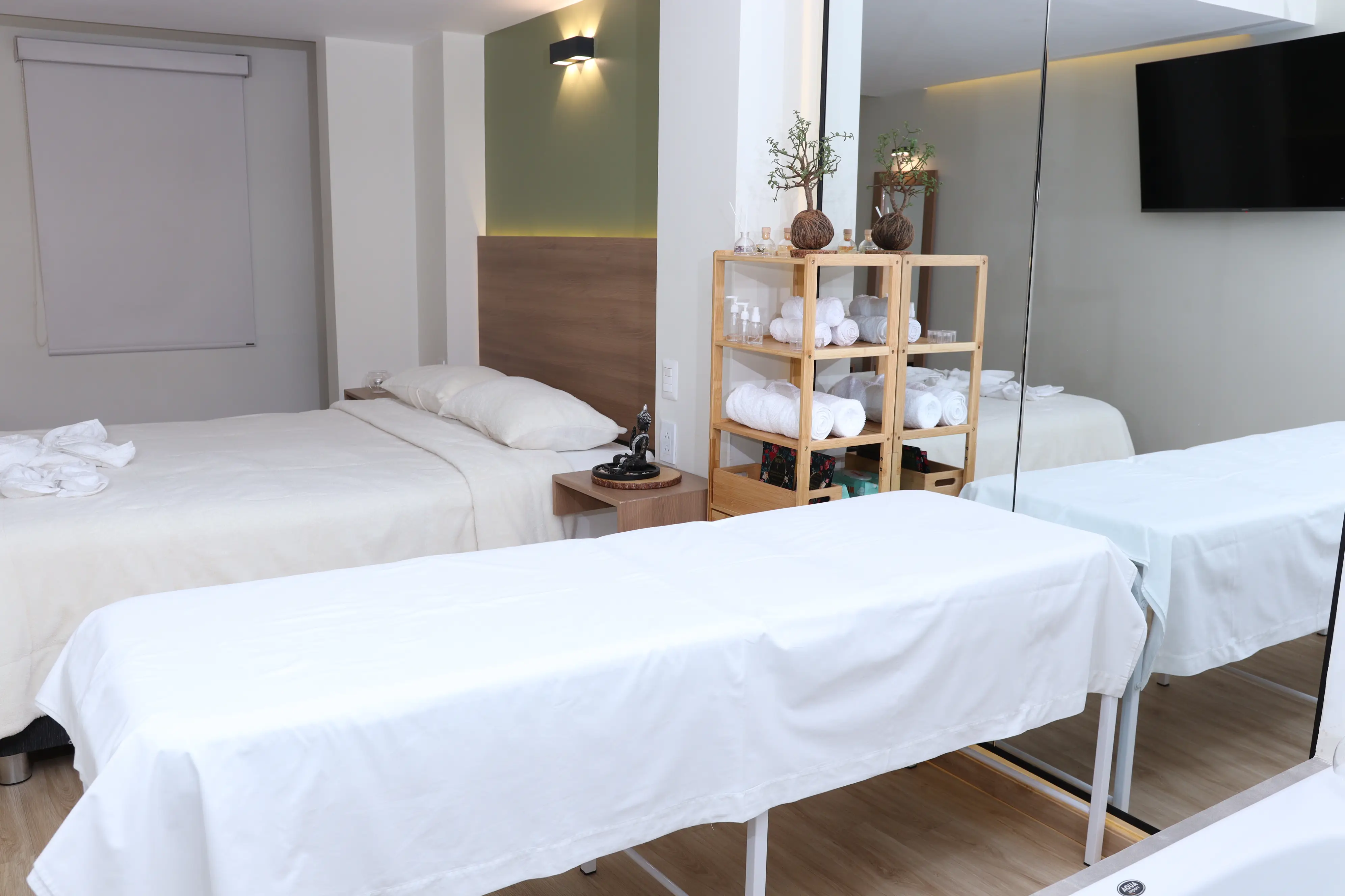 Habitación con velas, pétalos y ambientación romántica para una velada Zen